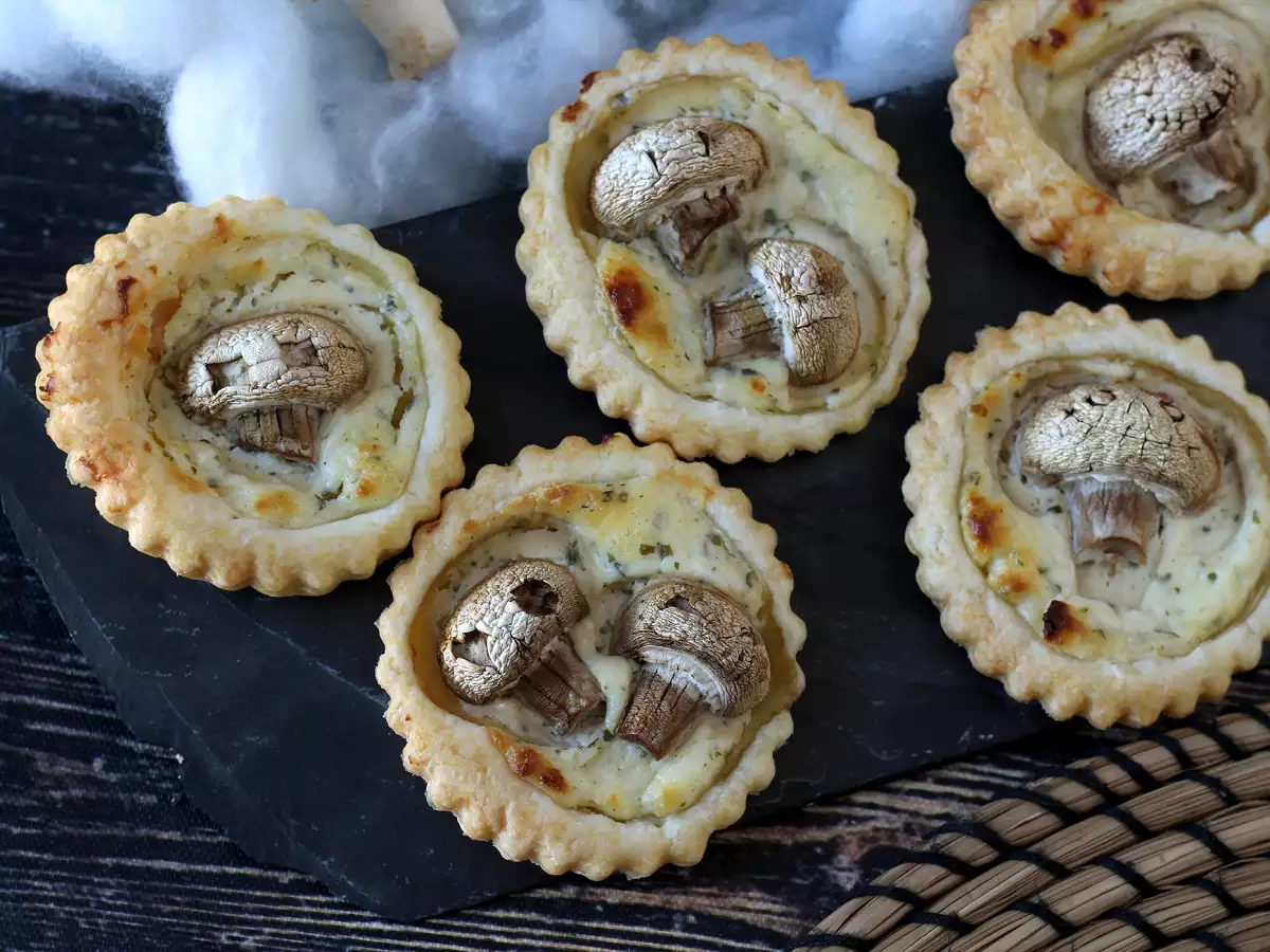 Cadılar Bayramı için Mantarlı ve Sarımsaklı Otlu Peynirli Mini Tartöletler - fotoğraf 7