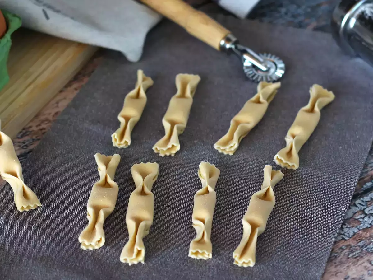 Caramelle, balkabağı ve ricotta dolgulu şeker şeklinde ravioli - fotoğraf 2