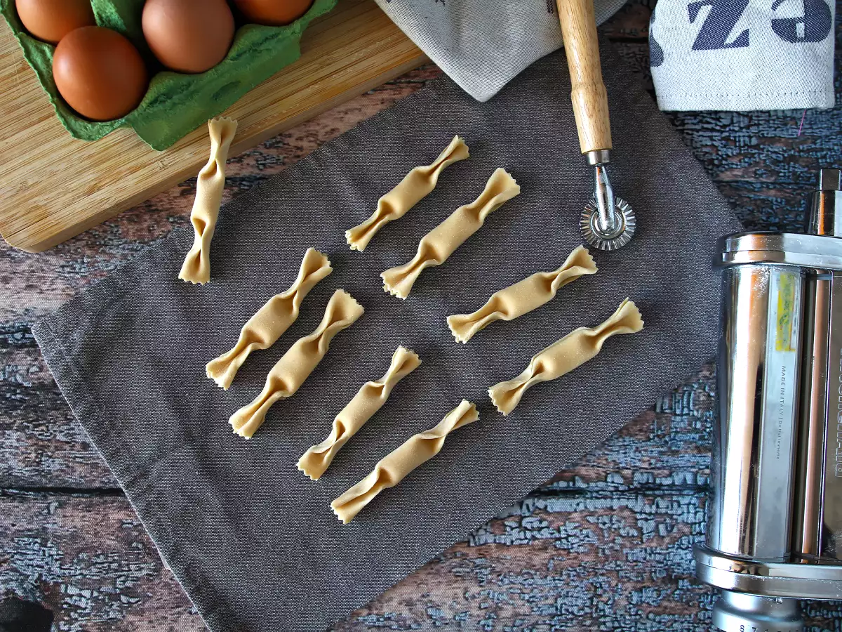 Caramelle, balkabağı ve ricotta dolgulu şeker şeklinde ravioli - fotoğraf 4