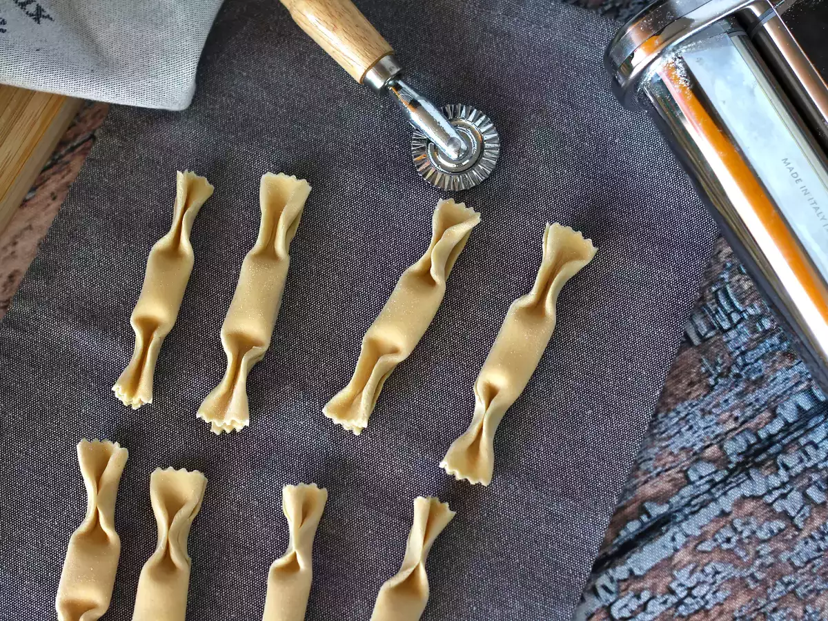Caramelle, balkabağı ve ricotta dolgulu şeker şeklinde ravioli - fotoğraf 5