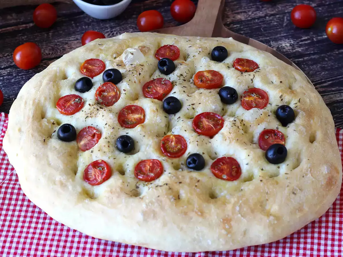 Çeri domates, zeytin ve kekik ile hazırlanan kabarık ve yumuşak focaccia