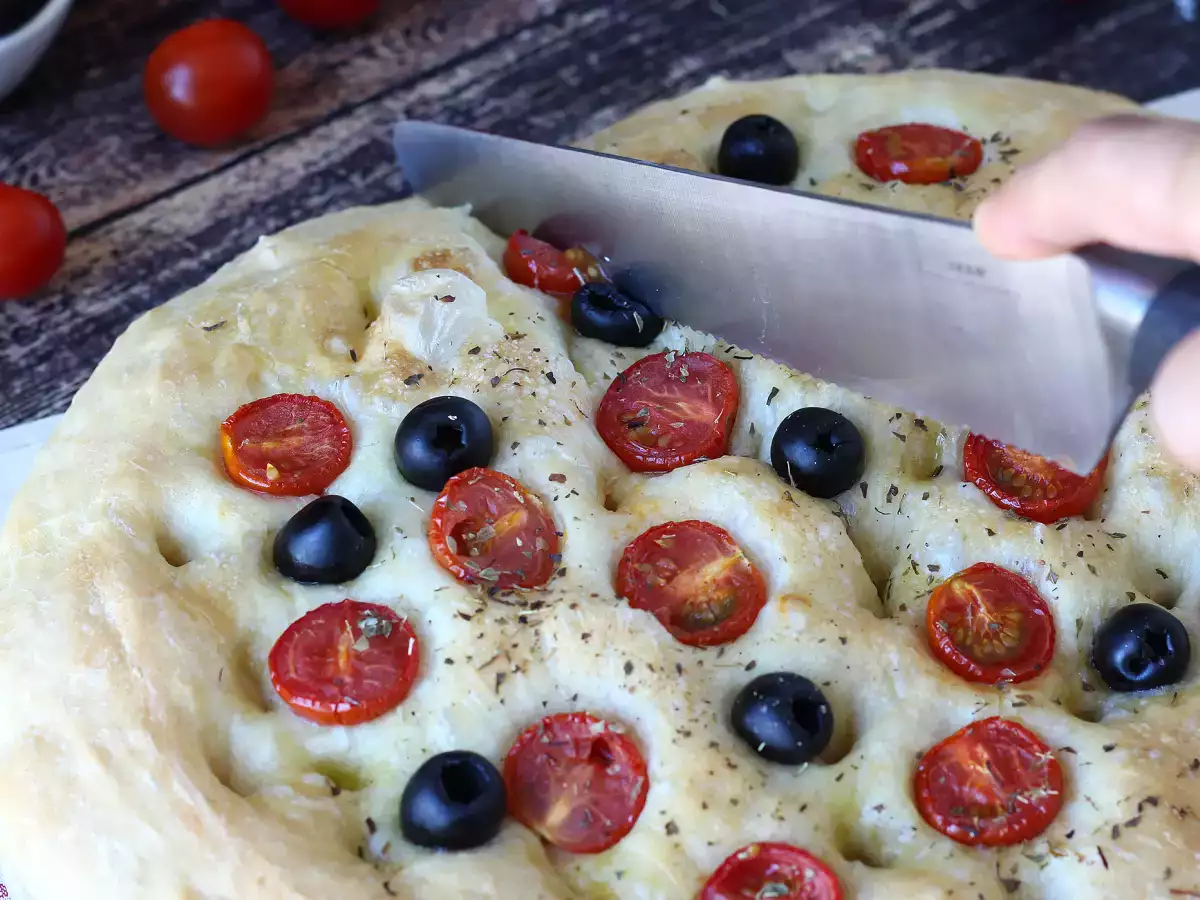 Çeri domates, zeytin ve kekik ile hazırlanan kabarık ve yumuşak focaccia - fotoğraf 2