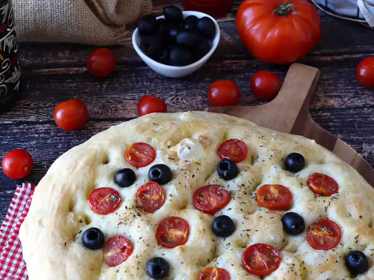 Çeri domates, zeytin ve kekik ile hazırlanan kabarık ve yumuşak focaccia - fotoğraf 3