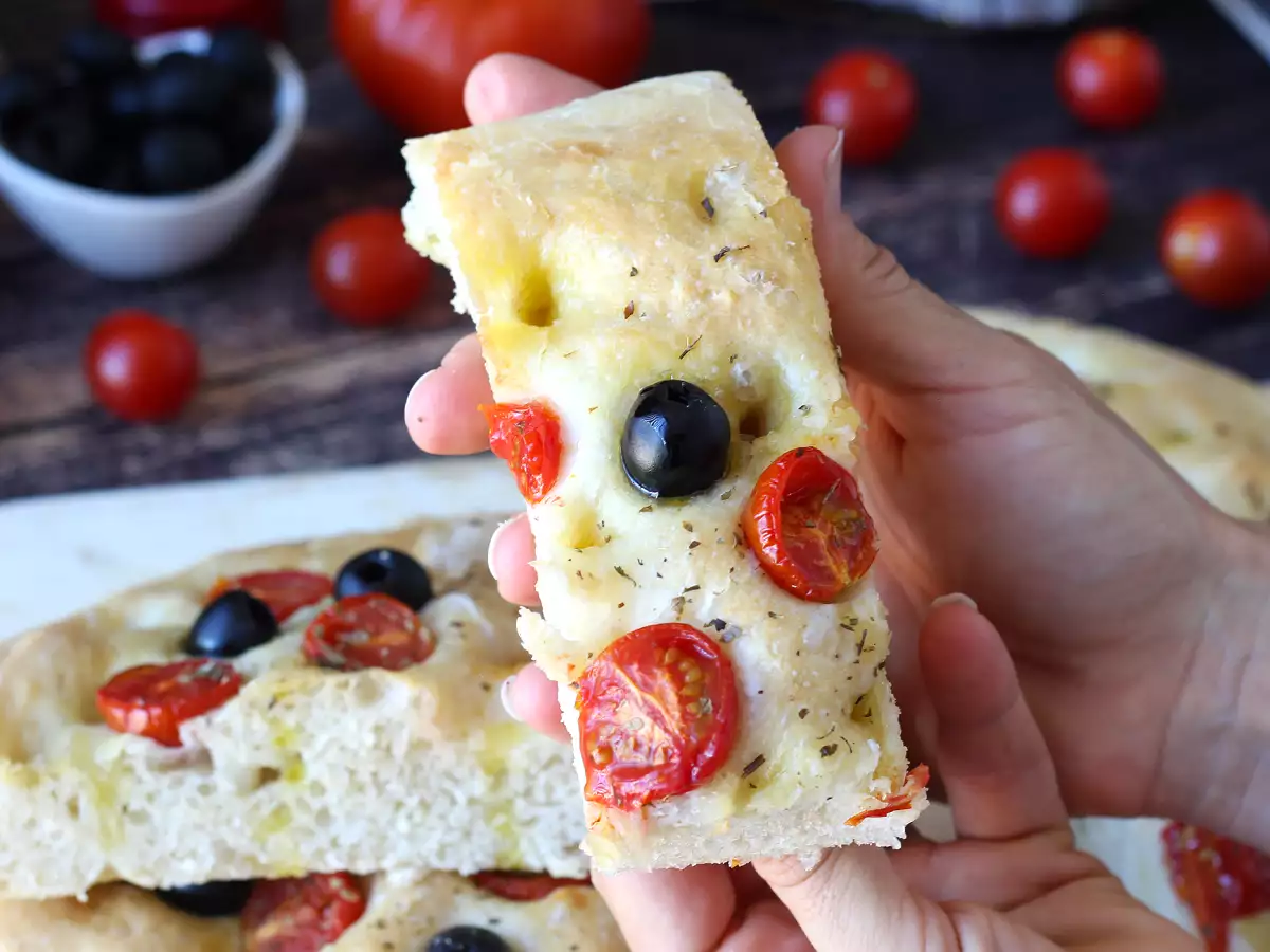 Çeri domates, zeytin ve kekik ile hazırlanan kabarık ve yumuşak focaccia - fotoğraf 4