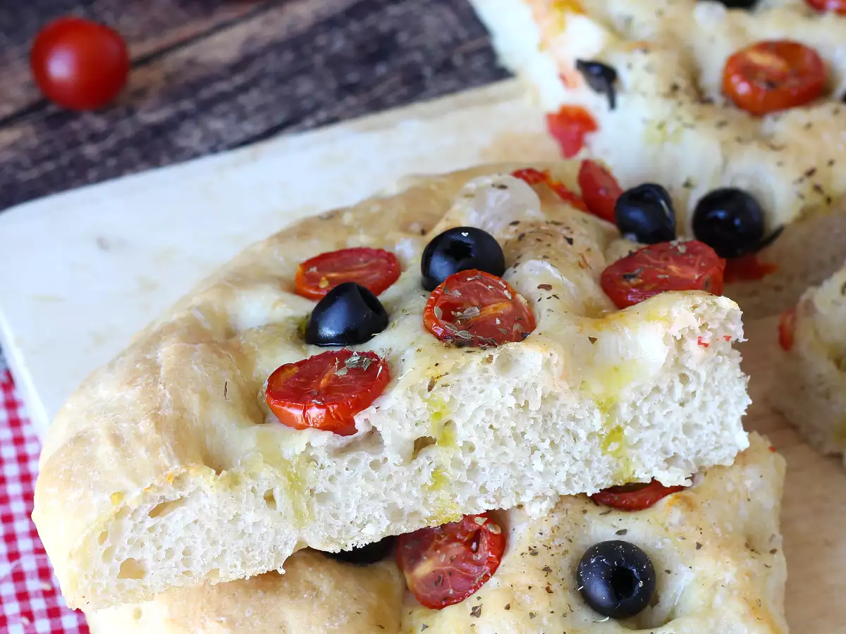 Çeri domates, zeytin ve kekik ile hazırlanan kabarık ve yumuşak focaccia - fotoğraf 5