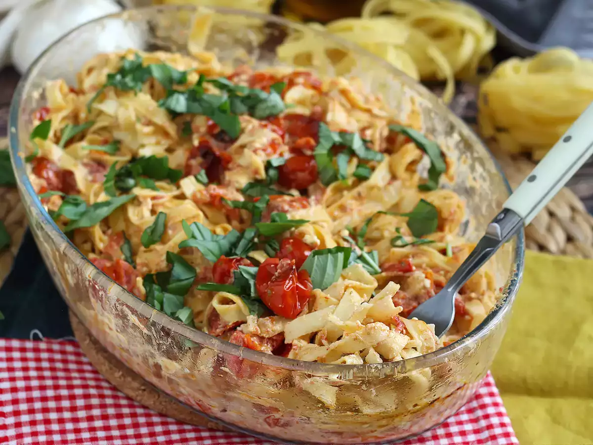Çeri Domatesli Feta Peynirli Tagliatelle – Fırında Feta Makarna