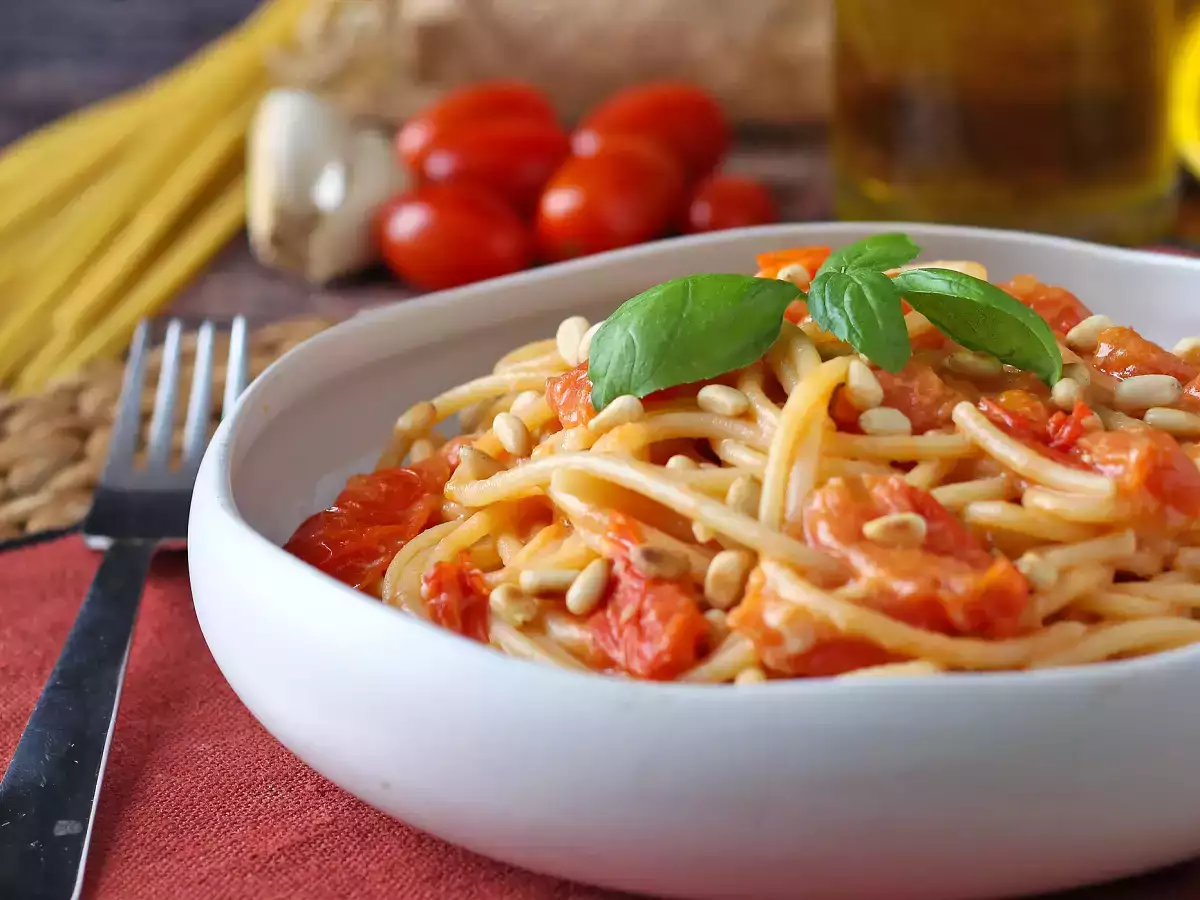 Çeri Domatesli ve Çam Fıstıklı Spagetti: Kremamsı ve Mis Kokulu Tarif