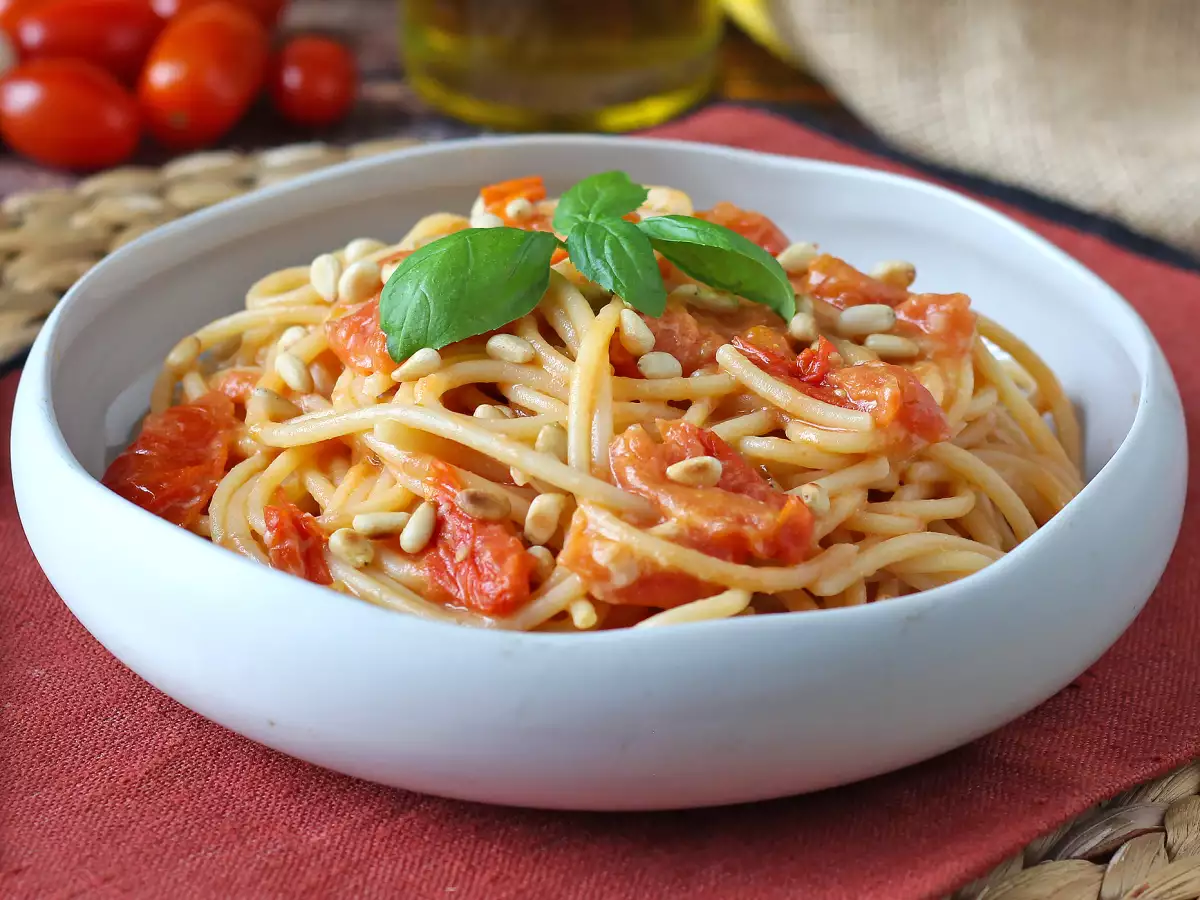 Çeri Domatesli ve Çam Fıstıklı Spagetti: Kremamsı ve Mis Kokulu Tarif - fotoğraf 2