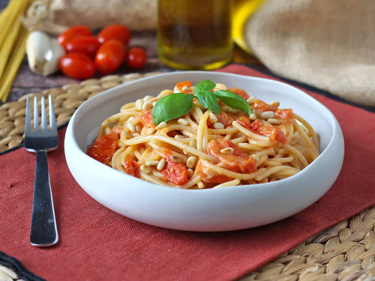 Çeri Domatesli ve Çam Fıstıklı Spagetti: Kremamsı ve Mis Kokulu Tarif - fotoğraf 4