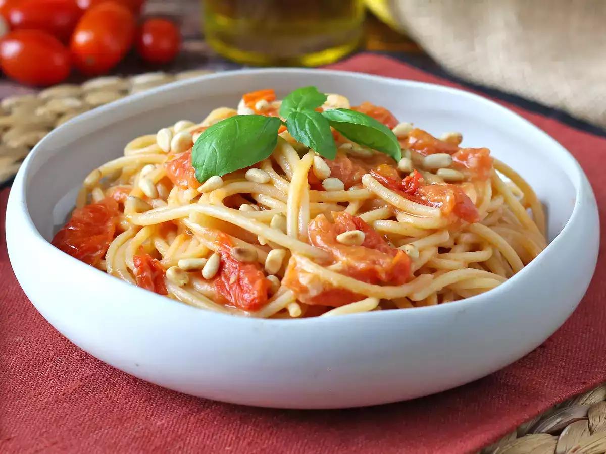Çeri domatesli ve çam fıstıklı spagetti: kremsi ve hoş kokulu bir tarif - fotoğraf 2