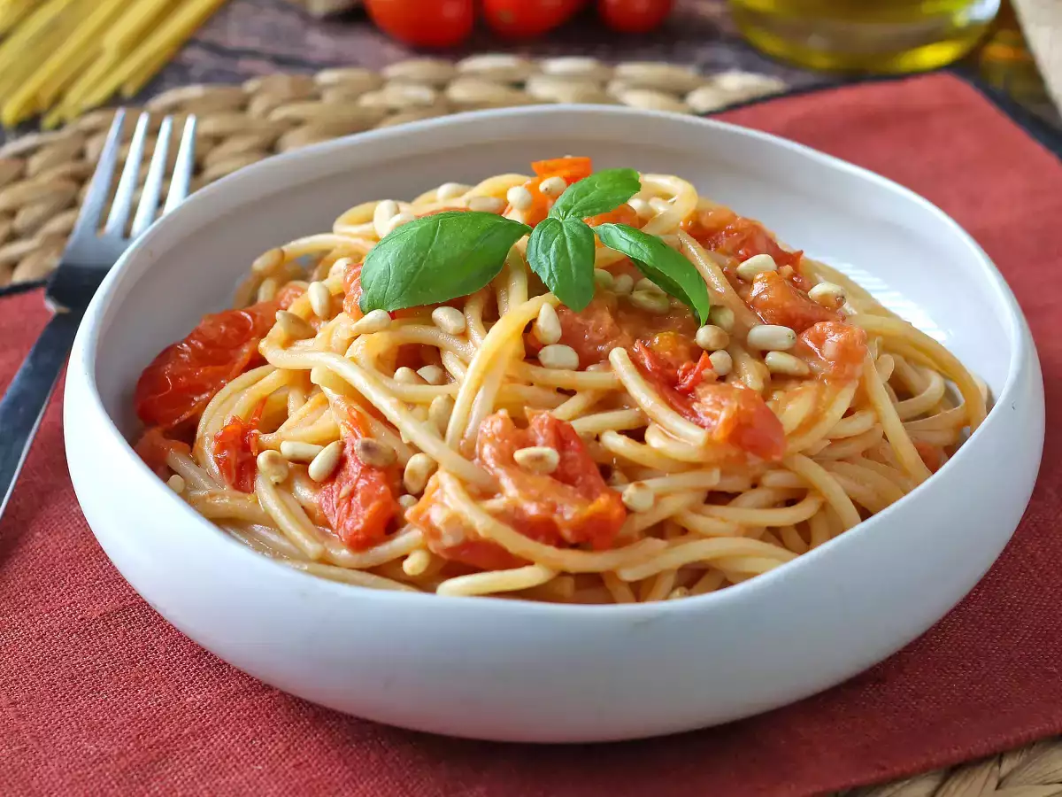 Çeri domatesli ve çam fıstıklı spagetti: kremsi ve hoş kokulu bir tarif - fotoğraf 5