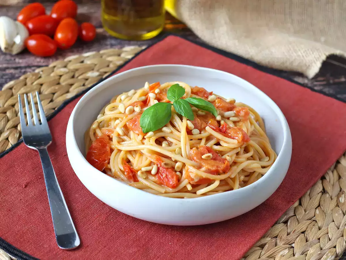 Çeri domatesli ve çam fıstıklı spagetti: kremsi ve hoş kokulu bir tarif - fotoğraf 6