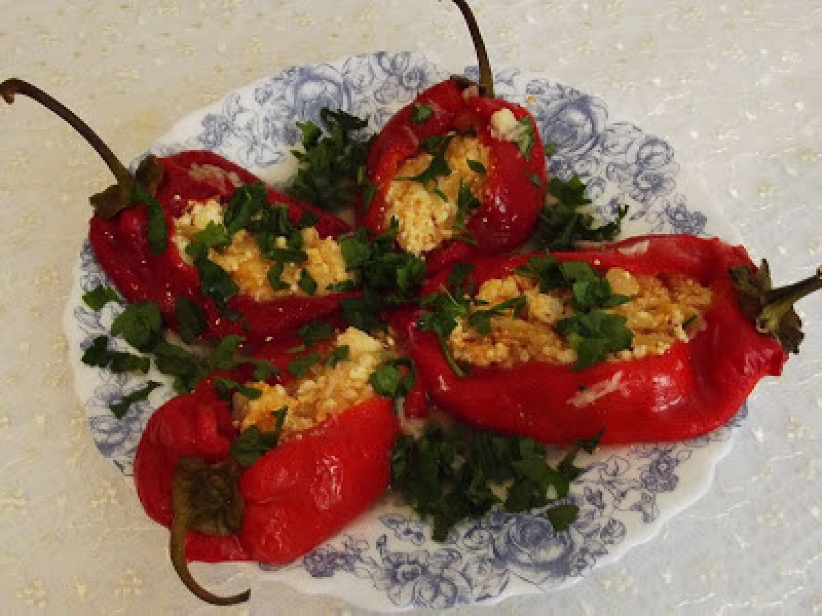 ÇERKEZ USULÜ PEYNİRLİ KIRMIZI BİBER DOLMA ve PEYNİRLİ KIRMIZI BİBER SARMA