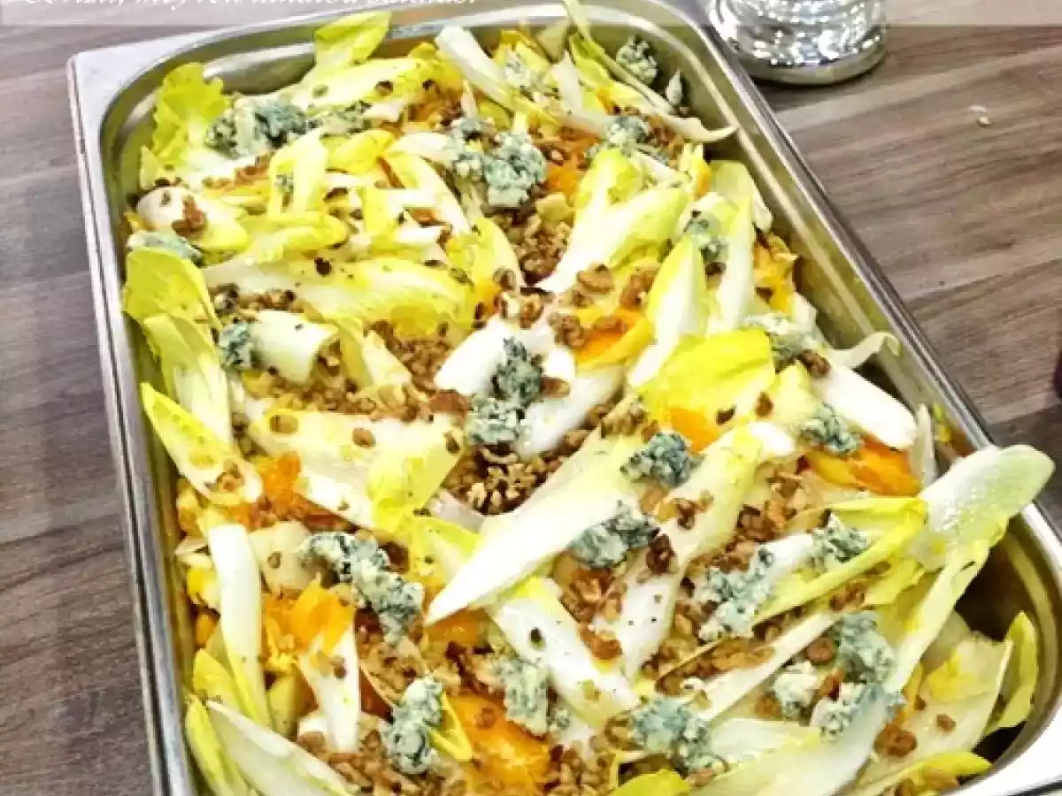 CEVİZLİ, MEYVELİ HİNDİBA SALATASI