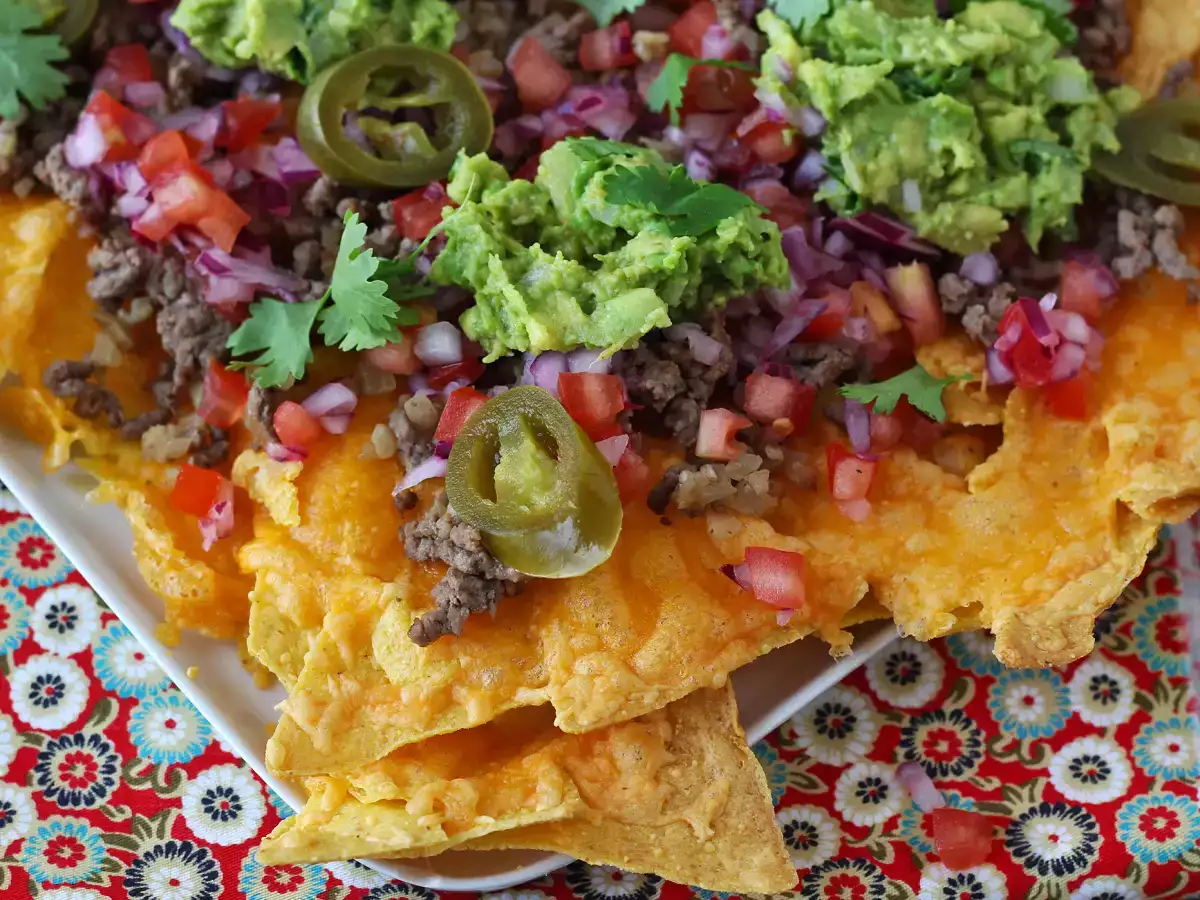 Cheddar Peynirli, Avokadolu ve Kıymalı Nachos: Atıştırmalık Davetler İçin Harika!