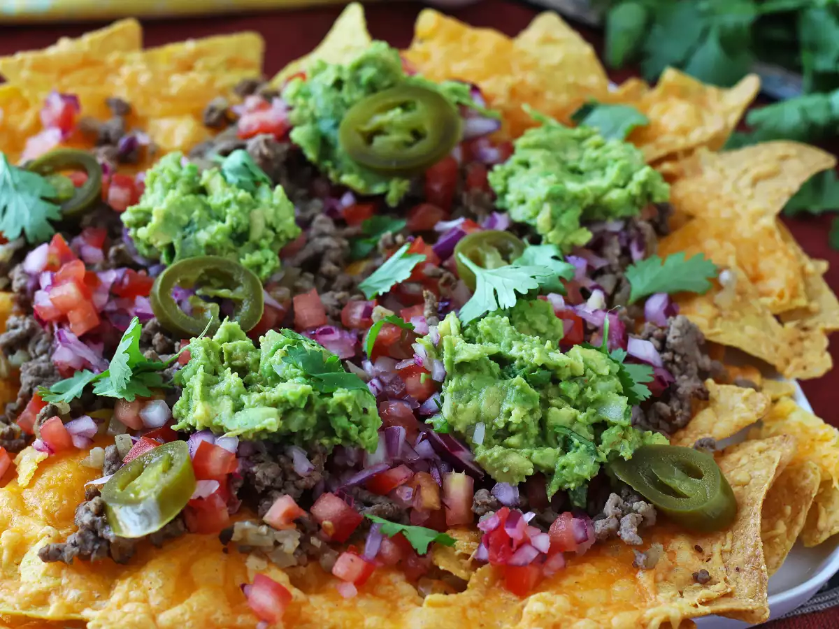 Cheddar Peynirli, Avokadolu ve Kıymalı Nachos: Atıştırmalık Davetler İçin Harika! - fotoğraf 2