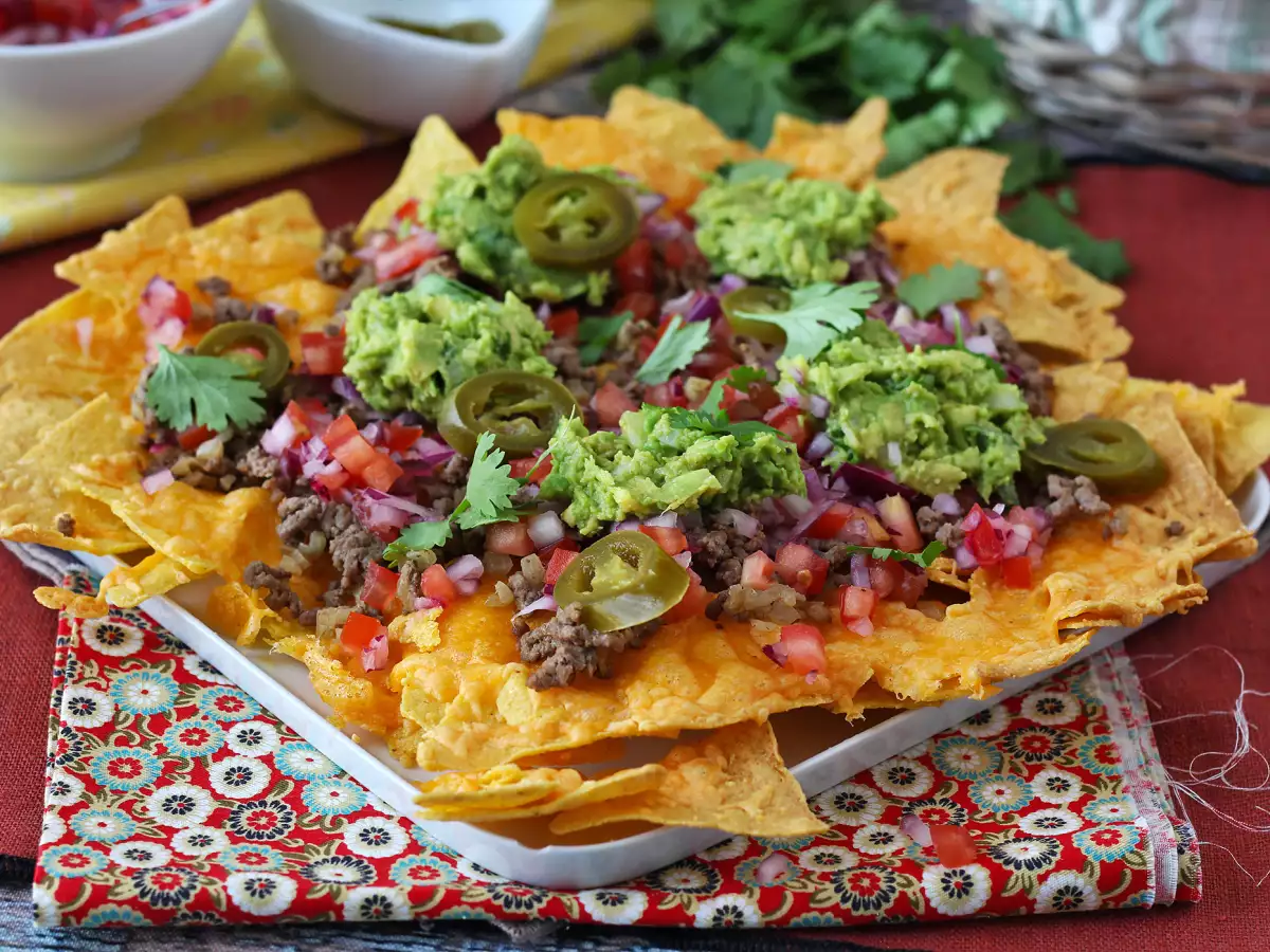 Cheddar Peynirli, Avokadolu ve Kıymalı Nachos: Atıştırmalık Davetler İçin Harika! - fotoğraf 3
