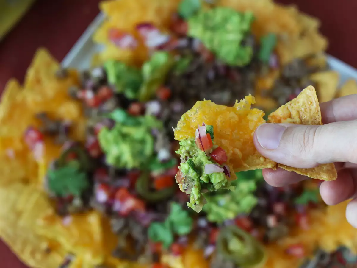 Cheddar Peynirli, Avokadolu ve Kıymalı Nachos: Atıştırmalık Davetler İçin Harika! - fotoğraf 4