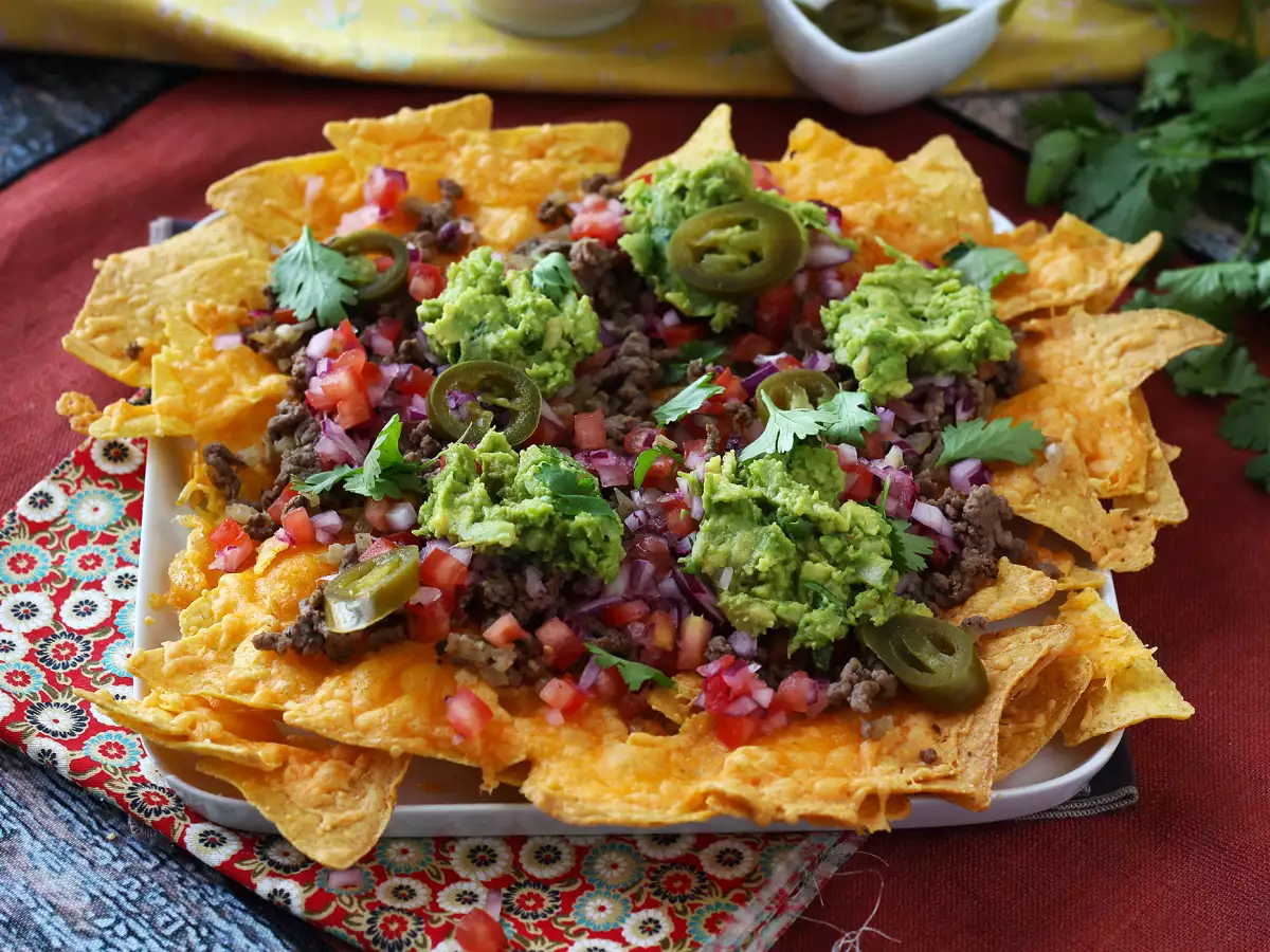 Cheddar Peynirli, Avokadolu ve Kıymalı Nachos: Atıştırmalık Davetler İçin Harika! - fotoğraf 6