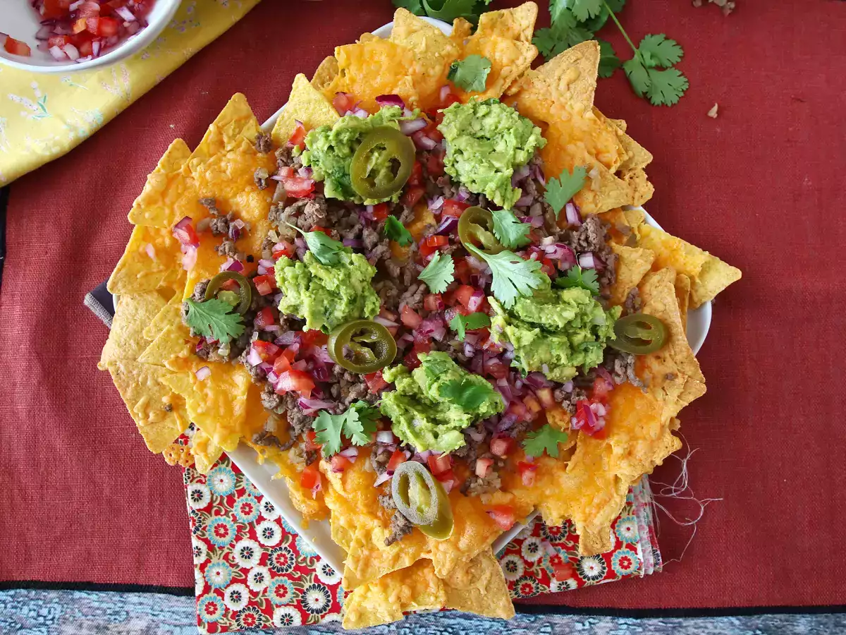 Cheddar Peynirli, Avokadolu ve Kıymalı Nachos: Atıştırmalık Davetler İçin Harika! - fotoğraf 7