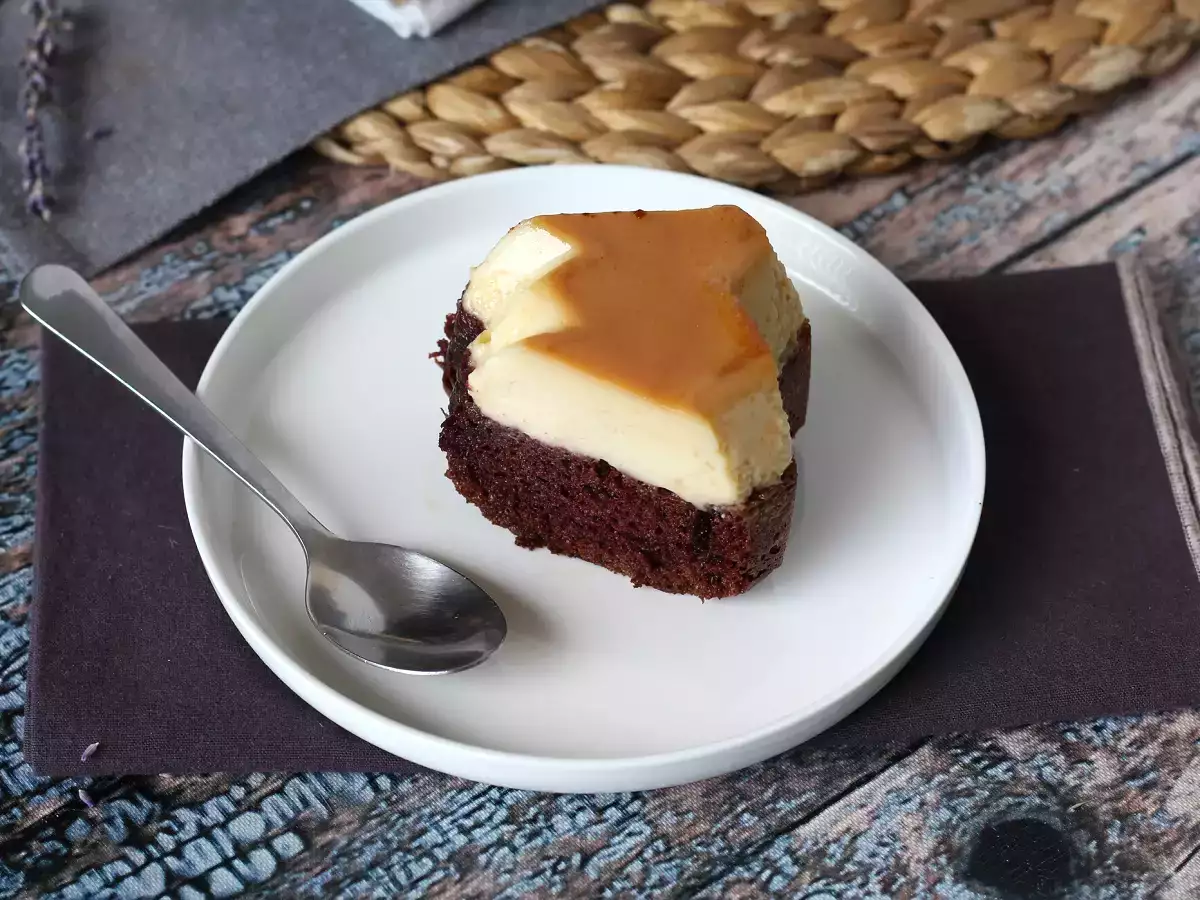 Choco flan, nemli çikolatalı kek ve vanilyalı karamelli flan'ın mükemmel birleşimi