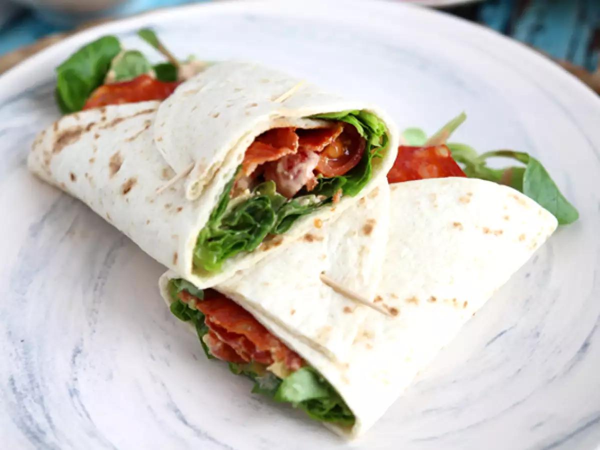 Chorizo, avokado ve domatesli dürüm sandviç