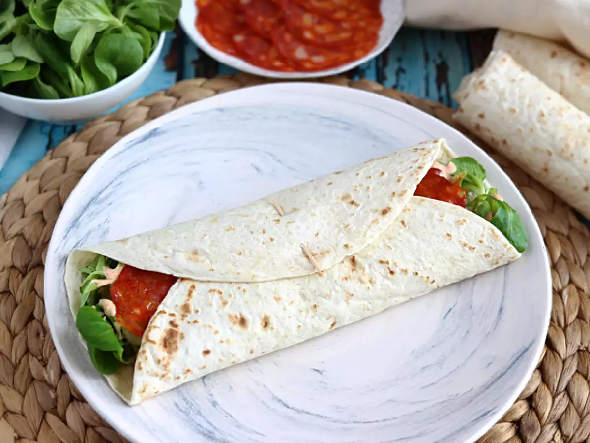 Chorizo, avokado ve domatesli dürüm sandviç - fotoğraf 2