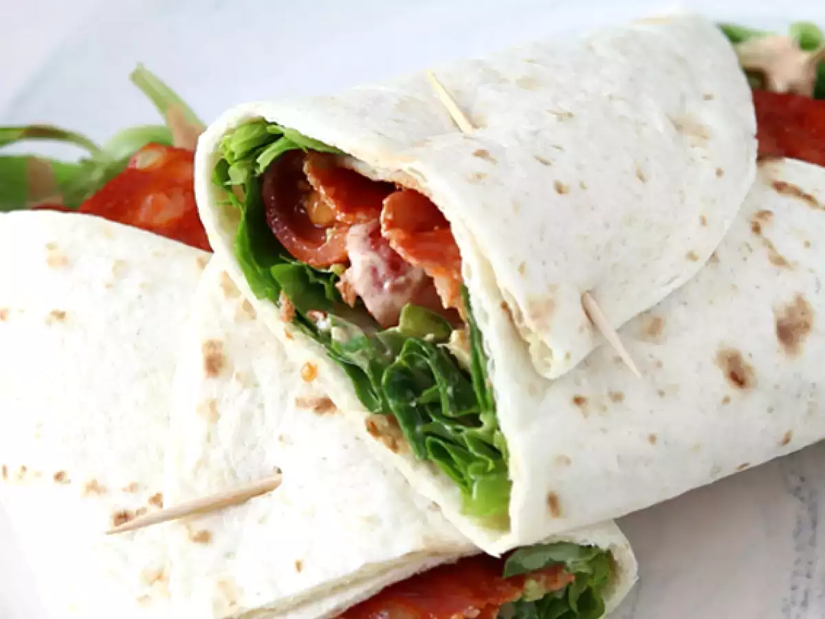 Chorizo, avokado ve domatesli dürüm sandviç - fotoğraf 3