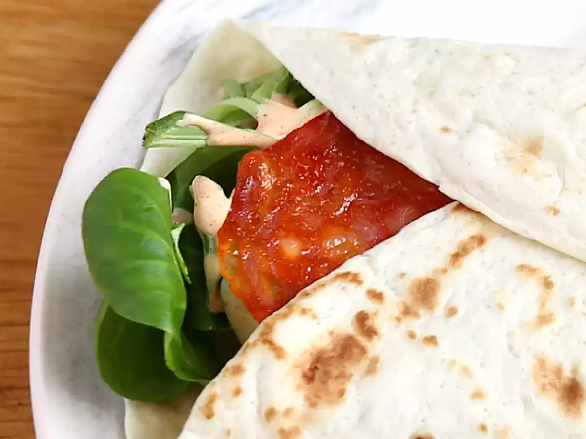 Chorizo, avokado ve domatesli dürüm sandviç - fotoğraf 4