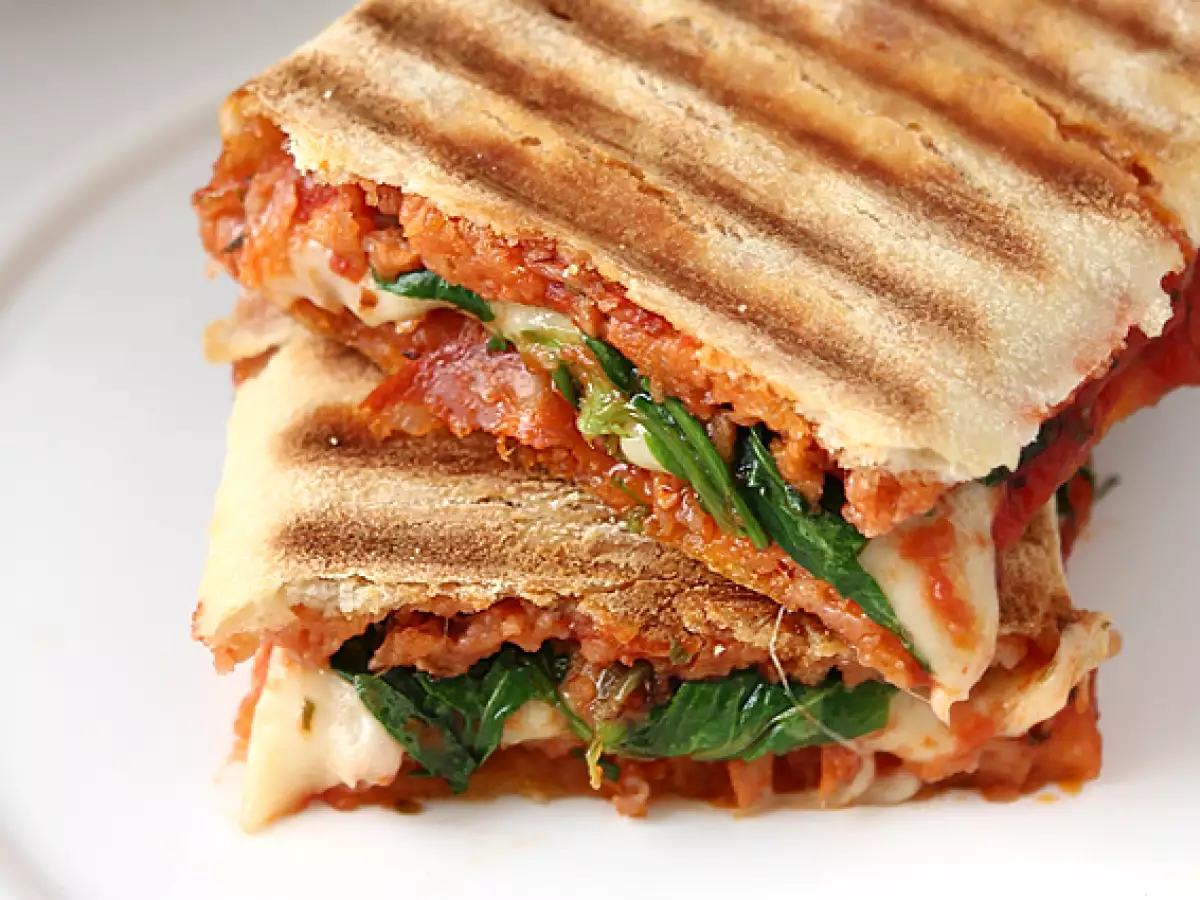 Chorizo ve Emmental Peynirli Panini - fotoğraf 3