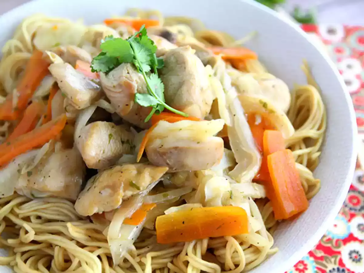 Chow mein (chao men), tavuklu ve sebzeli Çin eriştesi - fotoğraf 2