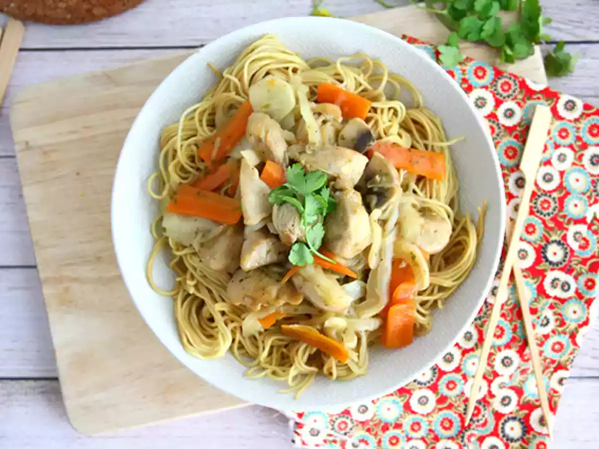 Chow mein (chao men), tavuklu ve sebzeli Çin eriştesi - fotoğraf 3