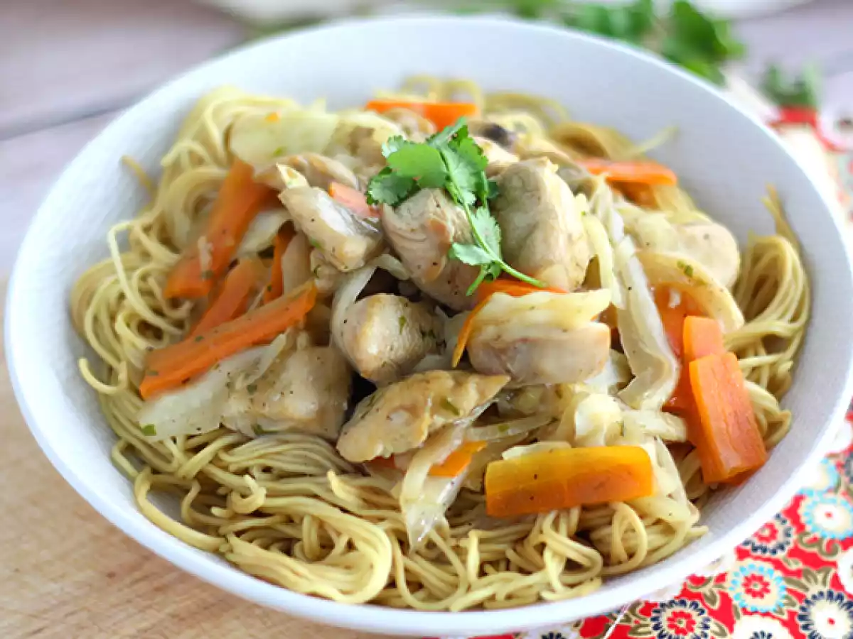 Chow mein (chao men), tavuklu ve sebzeli Çin eriştesi - fotoğraf 4