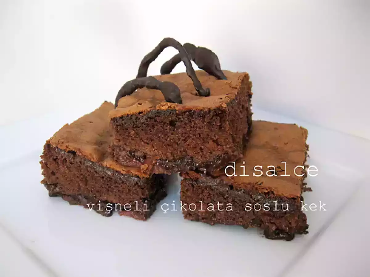 ÇİKOLATA SOSLU, VİŞNELİ KEK