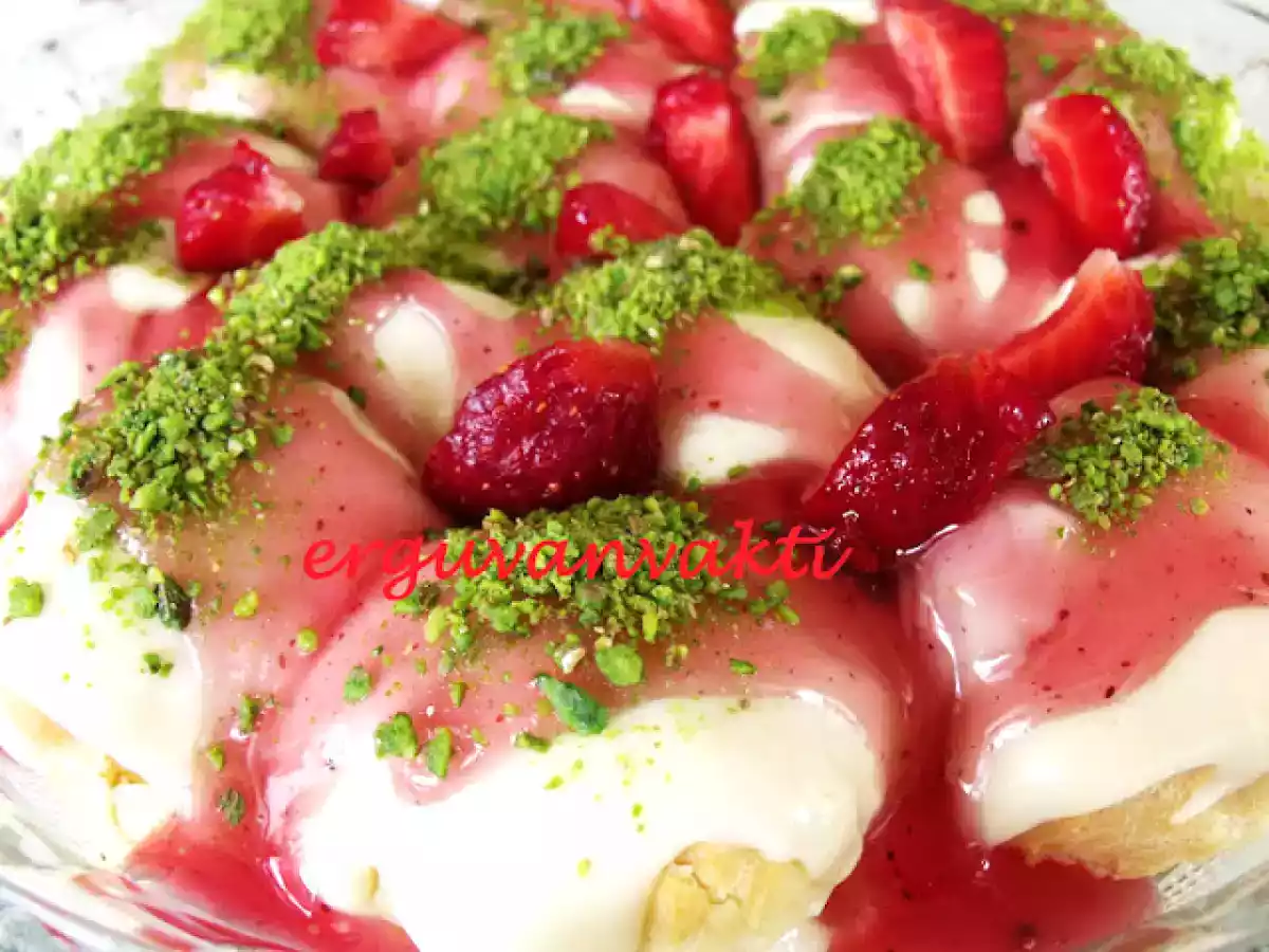 ÇİLEK SOSLU PROFİTEROL