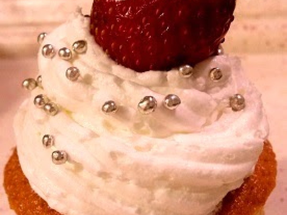 ÇİLEKLİ CUPCAKE
