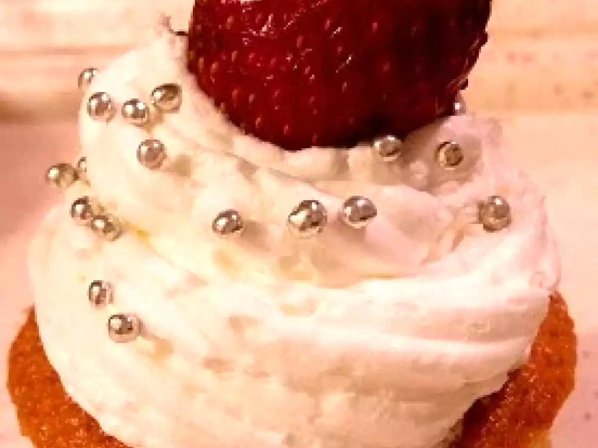 ÇİLEKLİ CUPCAKE