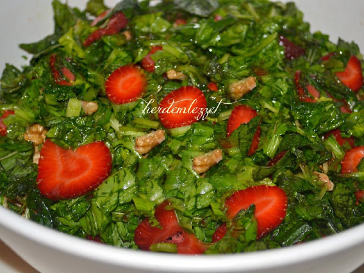 ÇİLEKLİ SALATA