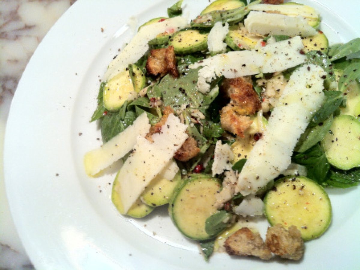 Çiğ kabak salatası