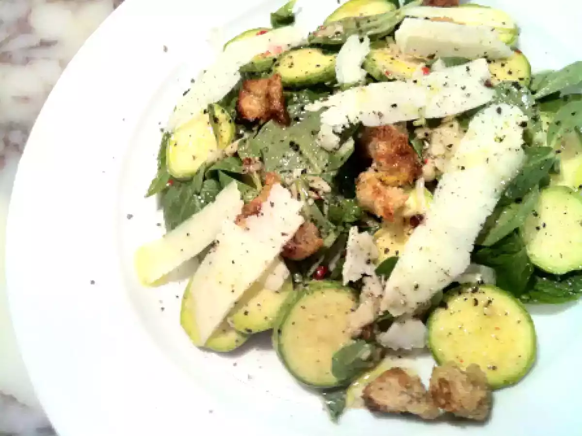 Çiğ kabak salatası