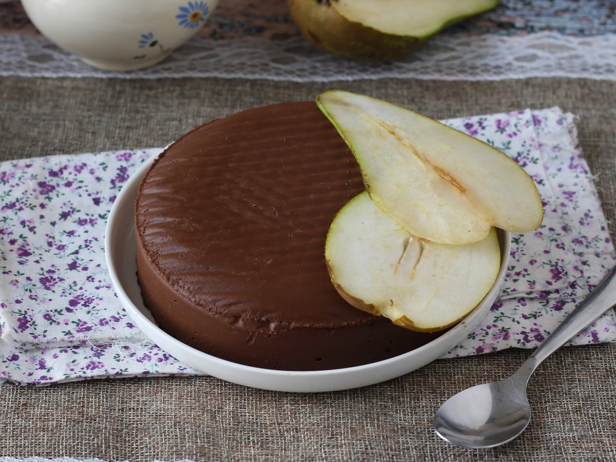 Çikolatalı armutlu fudge, sadece 2 malzeme ile yapımı süper kolay bir tatlı!