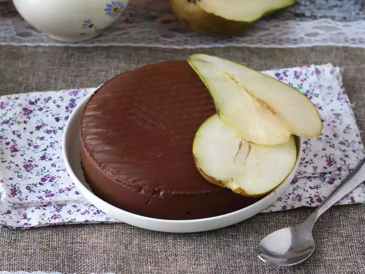 Çikolatalı armutlu fudge, sadece 2 malzeme ile yapımı süper kolay bir tatlı!