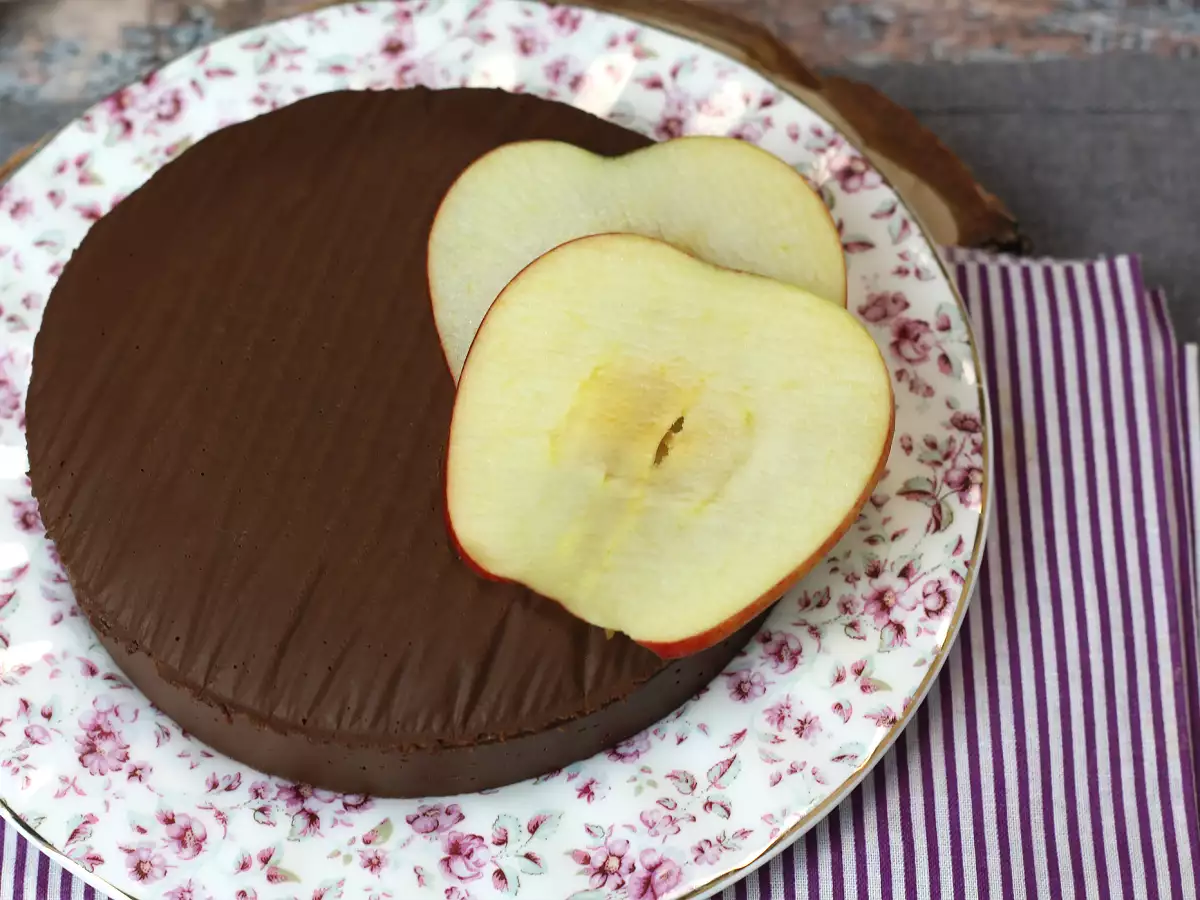 Çikolatalı elmalı fudge, sadece 2 malzeme ile yapımı süper kolay bir tatlı!