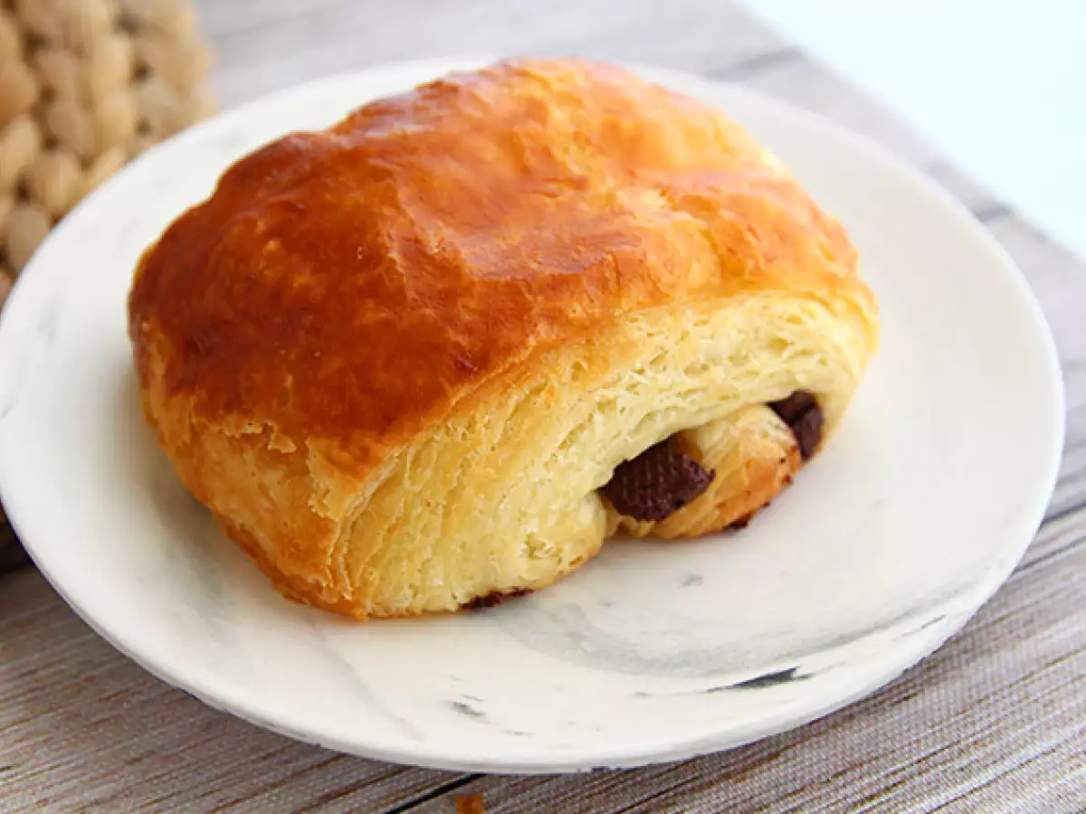 Çikolatalı kruvasan (Pain au chocolat) - fotoğraf 2
