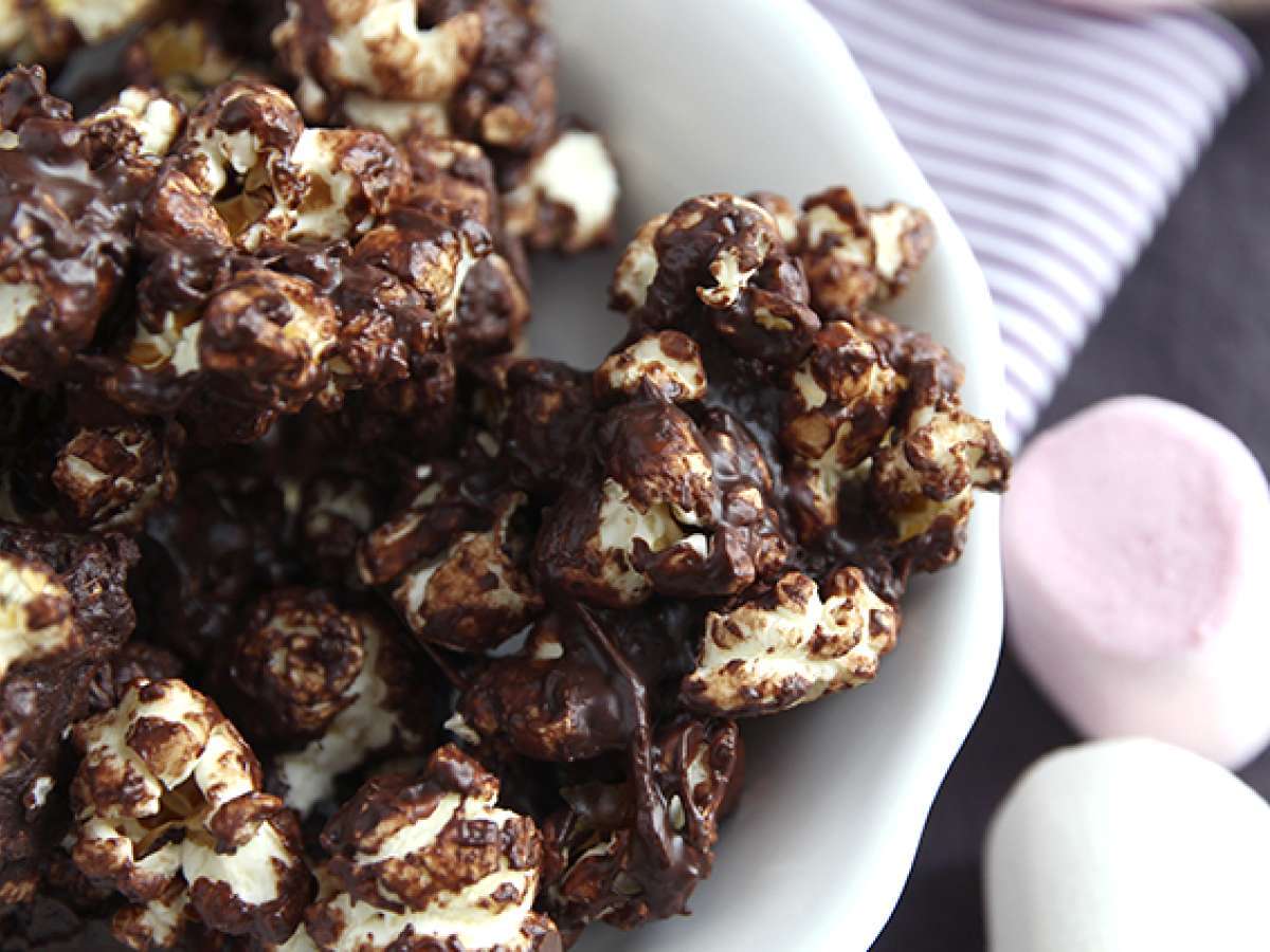 Çikolatalı patlamış mısır ve marshmallow