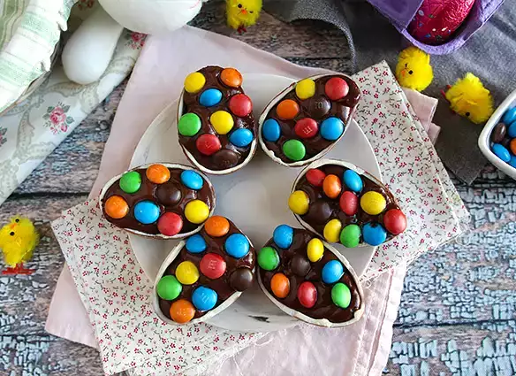 Çikolatalı tatlı kreması ve m&m'lerle doldurulmuş paskalya yumurtaları
