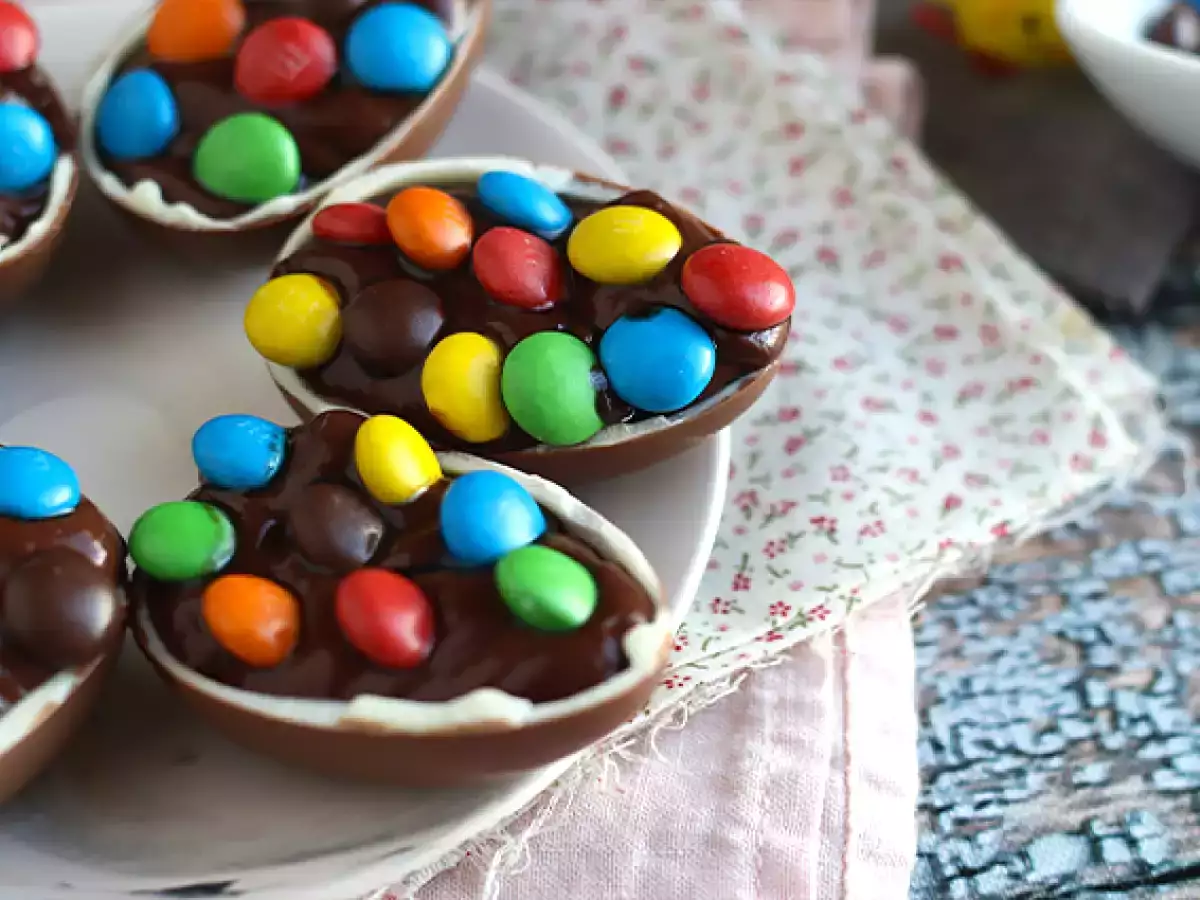 Çikolatalı tatlı kreması ve M&M’s ile doldurulmuş Paskalya yumurtaları - fotoğraf 2