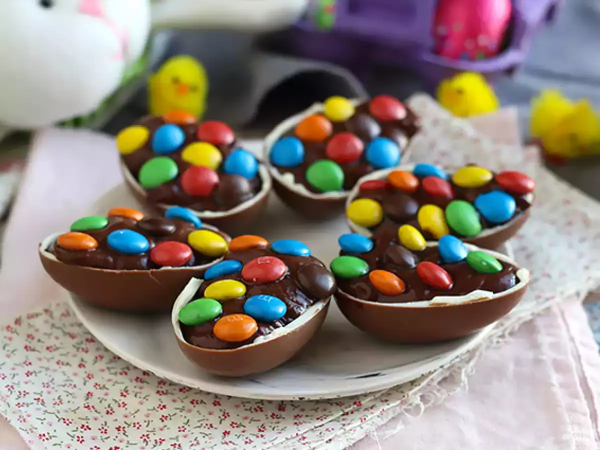 Çikolatalı tatlı kreması ve M&M’s ile doldurulmuş Paskalya yumurtaları - fotoğraf 3