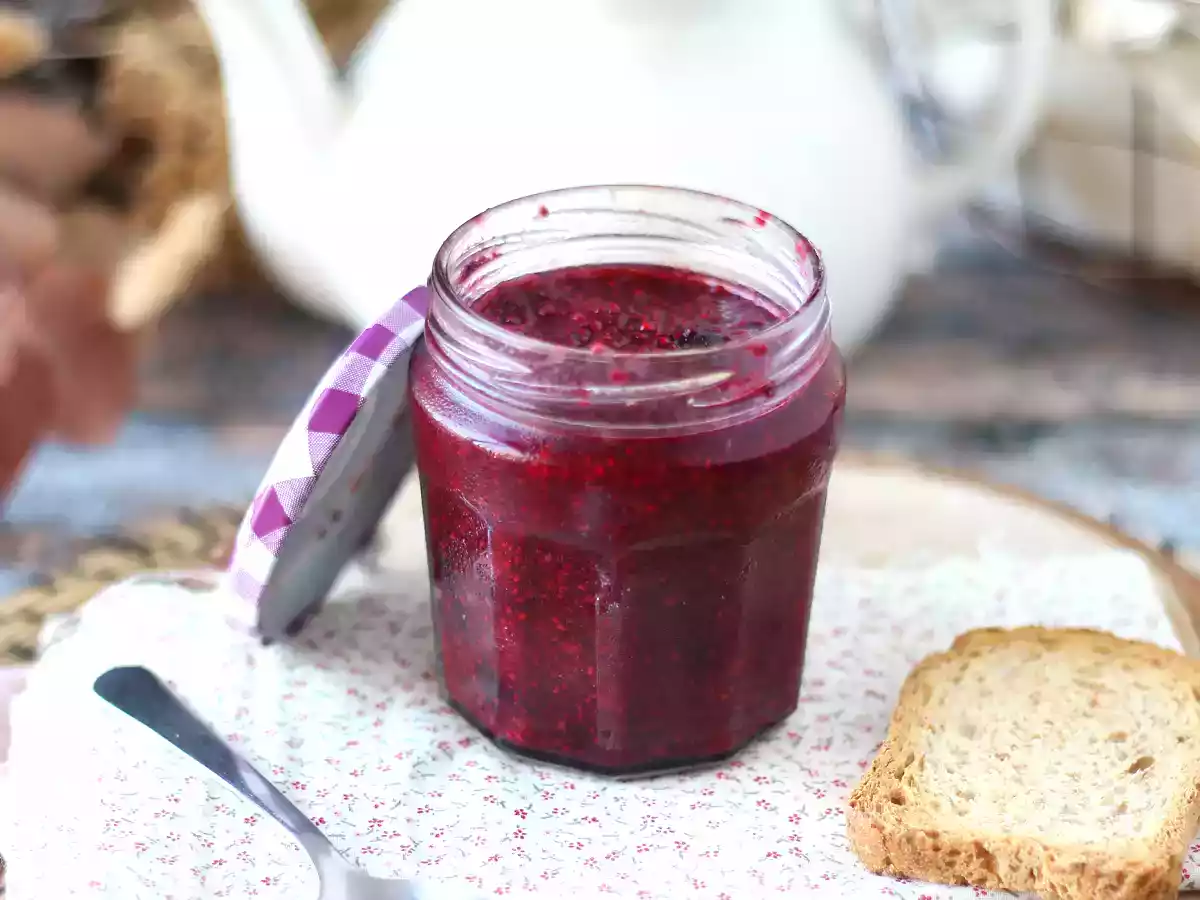 Çilek ve chia tohumu ile sağlıklı reçel