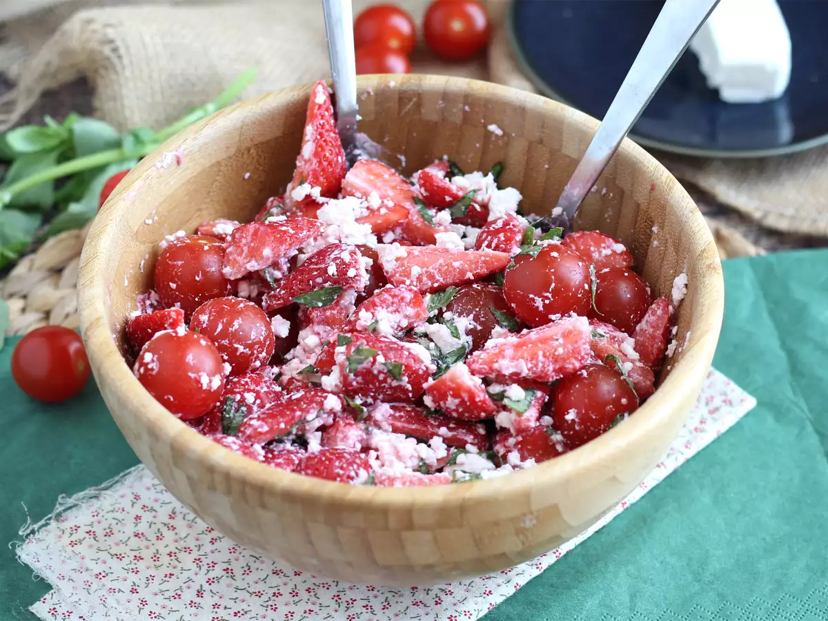 Çilekli, domatesli, beyaz peynirli ve fesleğenli salata